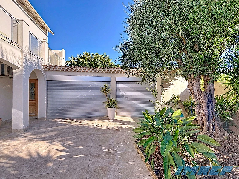 961-13010   Coeur du Village  de Saint  loup belle Maison de 188 m2