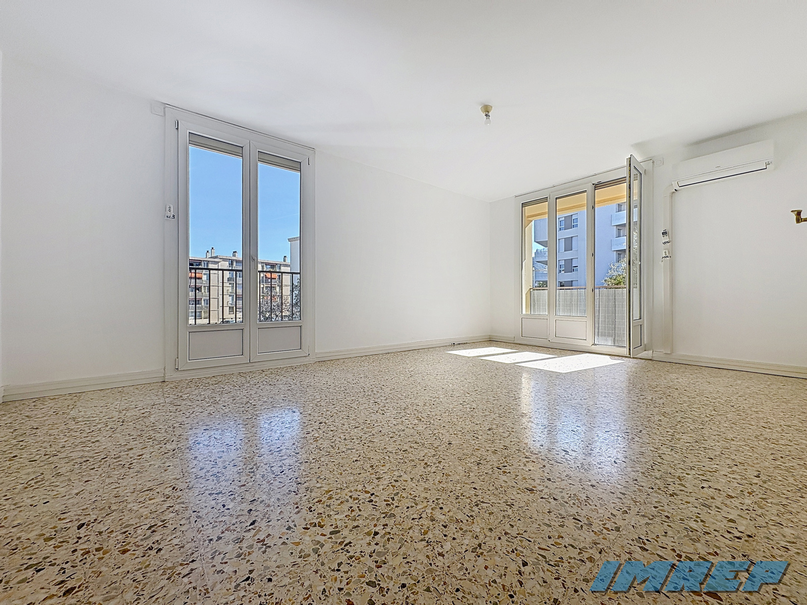 1077-Appartement Marseille 3 pièce(s) 70 m2 - 5